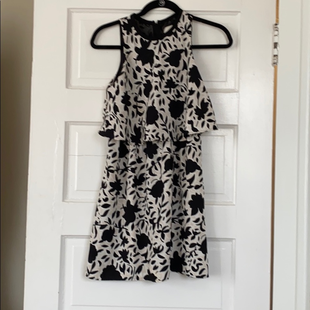 dress size 0/ blackwhite floral. Super flattering